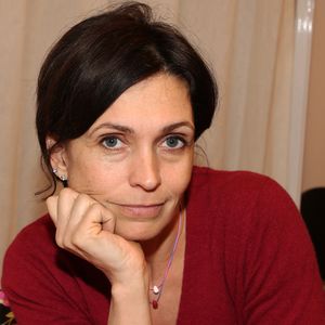 Adeline Blondieau annonce le début d'un nouveau protocole de soins pour son mari, qu'elle surnomme "Chéri-Chéri", touché par le cancer.
Adeline Blondieau lors du salon du livre de Paris à la Porte de Versailles de Paris.
© Denis Guignebourg/Bestimage