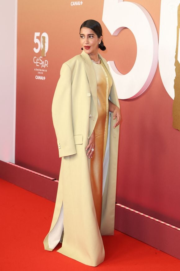 Sublime dans une robe satinée et un long manteau doré, l'actrice portait une parure de joaillerie Chaumet associant le collier Liens Inséparables, les boucles d’oreilles Joséphine Aigrette, et la bague Joséphine Valse Impériale. 

Leïla Bekhti -  Photocall de la 50ème édition de la cérémonie des César à l'Olympia à Paris, France, le 28 février 2025 © Dominique Jacovides - Olivier Borde / Bestimage