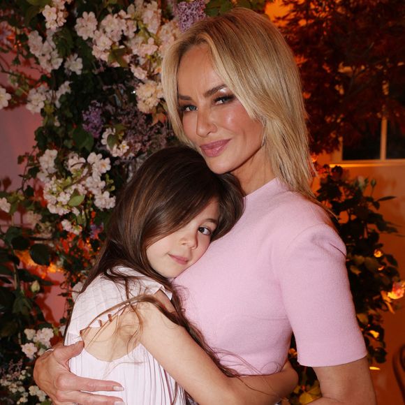 La petite fille qui a fêté son 7ème anniversaire  va vivre un grand changement cette année.

Adriana Karembeu et sa fille Nina assistent au Lenotre Cocktail By Adriana Karembeu qui se tient au Pre Catelan à Paris le 29 avril 2025 à Paris, France.  
Photo par Jérôme Domine/ABACAPRESS.COM.  Croix Rouge France Frankreich Ile-de-France Paris