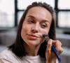 Enfin, s'il est impossible de faire l'impasse sur le maquillage, la neutralisation par la couleur verte et l'usage de produits légers s'imposent.