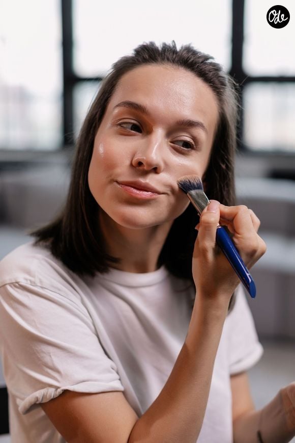 Enfin, s'il est impossible de faire l'impasse sur le maquillage, la neutralisation par la couleur verte et l'usage de produits légers s'imposent.