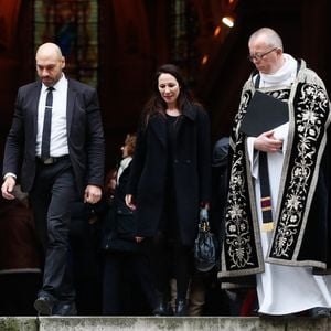 Gilles Muzas, Isabelle Le Nouvel (veuve du défunt) et la famille - Sorties des obsèques de Niels Arestrup à l'Église Saint-Roch à Paris. Le 10 décembre 2024
© Christophe Clovis / Bestimage