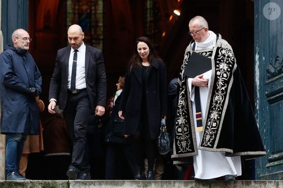 Gilles Muzas, Isabelle Le Nouvel (veuve du défunt) et la famille - Sorties des obsèques de Niels Arestrup à l'Église Saint-Roch à Paris. Le 10 décembre 2024
© Christophe Clovis / Bestimage