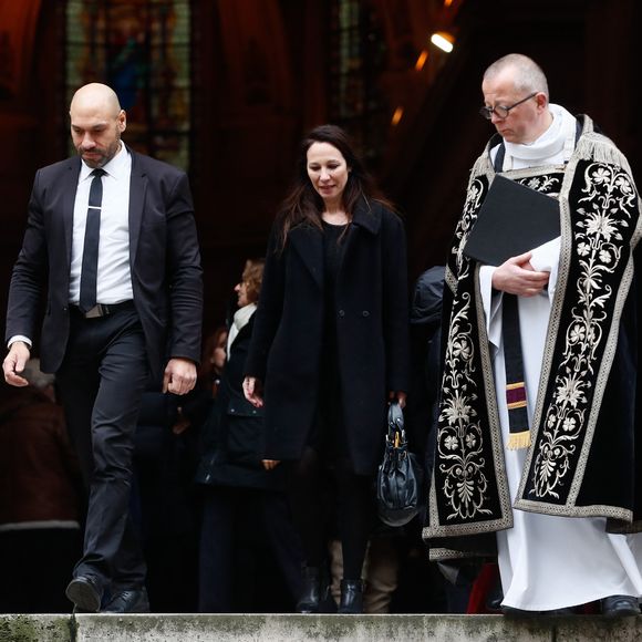 Gilles Muzas, Isabelle Le Nouvel (veuve du défunt) et la famille - Sorties des obsèques de Niels Arestrup à l'Église Saint-Roch à Paris. Le 10 décembre 2024
© Christophe Clovis / Bestimage