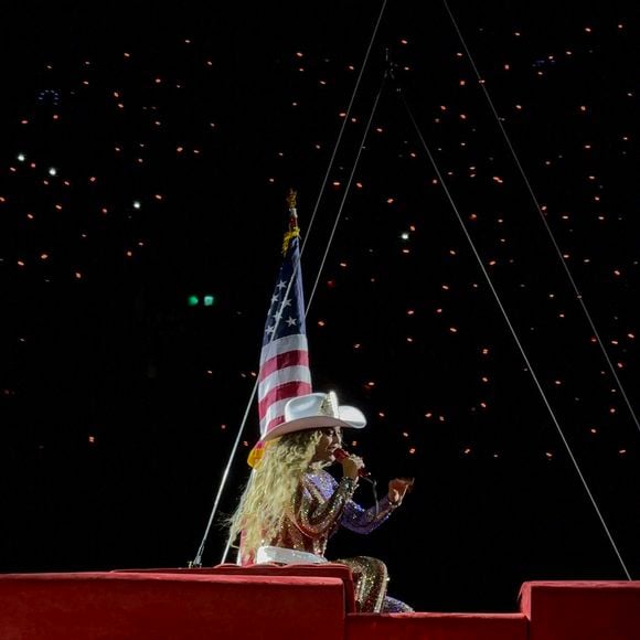 Pour son Cowboy Carter Tour, elle chante sa chanson "16 carriages" sur une voiture suspendue dans les airs.

Beyonce se produit lors du dernier concert de sa tournée Cowboy Carter Tour au Tottenham Hotspur Stadium à Londres, Royaume-Uni, le 16 juin 2025. Photo by Splash News/ABACAPRESS.COM