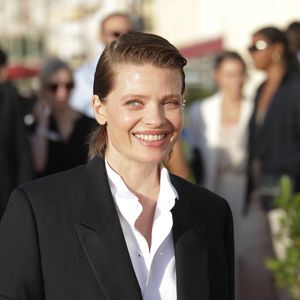 Souvent liée à un traumatisme passé, cette panique à l'idée de perdre pied n'est pourtant pas une fatalité et peut être surmontée grâce à un accompagnement adapté.

Mélanie Thierry (Swann d'Or de la Meilleure actrice) -  Arrivées des personnalités sur le tapis rouge lors de la 40ème édition du Festival de Cabourg "Journées romantiques"  le 13 juin 2026.

© Coadic Guirec / Bestimage