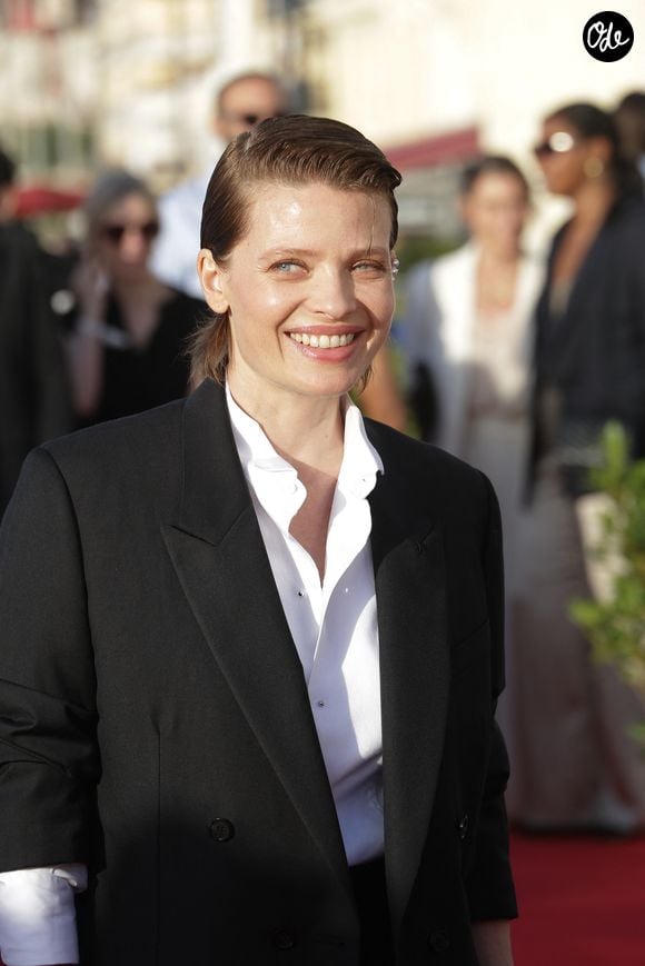 Souvent liée à un traumatisme passé, cette panique à l'idée de perdre pied n'est pourtant pas une fatalité et peut être surmontée grâce à un accompagnement adapté.

Mélanie Thierry (Swann d'Or de la Meilleure actrice) -  Arrivées des personnalités sur le tapis rouge lors de la 40ème édition du Festival de Cabourg "Journées romantiques"  le 13 juin 2026.

© Coadic Guirec / Bestimage