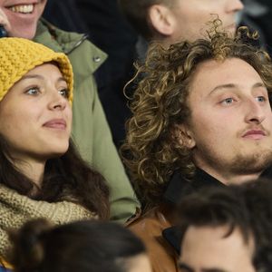 Jenaye et Joalukas Noah au milieu des stars pour la belle victoire du PSG contre l’OM

Jenaye Noah et son frère Joalukas Noah - Célébrités dans les tribunes lors du match de Ligue 1 McDonald's opposant le Paris Saint-Germain (PSG) à l'Olympique de Marseille (OM) - (3-1) au Parc des Princes à Paris. © Cyril Moreau/Bestimage