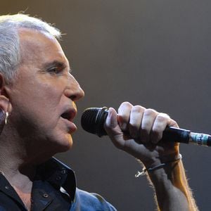 Le chanteur Bernard Lavilliers se produit en direct lors de la cérémonie du « Prix Constantin », animée par Nagui, présidée par le chanteur Bernard Lavilliers et organisée à « L'Olympia » à Paris, en France. Photo de Christophe Guibbaud/ABACAPRESS.COM