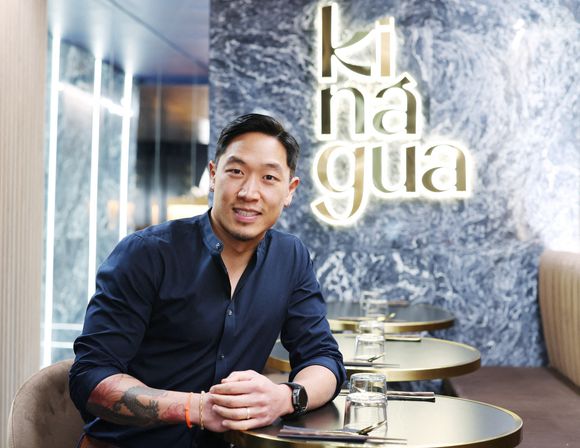 Suite à ces deux participations et ainsi qu'il l'a confié à "Purepeople", il a décidé de réaliser son rêve...

Exclusif - Frédéric Khouvilay (Koh-Lanta 2024) pose dans son restaurant Kinagua à Paris, France, le 15 février 2026. Photo de Jerome Domine/ABACAPRESS.COM