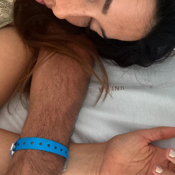 Delphine Wespiser au chevet de son ancien compagnon Roger Erhart, hospitalisé depuis plusieurs jours. L'ancienne Miss France a publié un message et des photos sur Instagram le 14 août 2025.