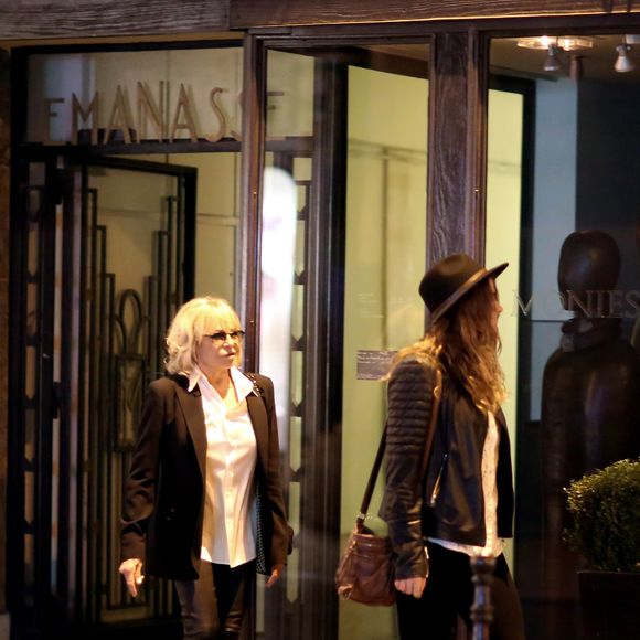 No credit - Bi - no web - Nathalie Delon et Alyson le Borges - Sorties du restaurant - Alain Delon en famille pour fêter ses 80 ans au restaurant La Corte, rue du faubourg St-Honoré à Paris le 7 novembre 2015. L'acteur était entouré de son ex femme Nathalie Delon, de ses enfants Anthony Delon , accompagné de ses 3 filles Loup et Liv et Alsyon Le Borges, de sa fille Anouchka Delon et de son fils Alain-Fabien Delon.