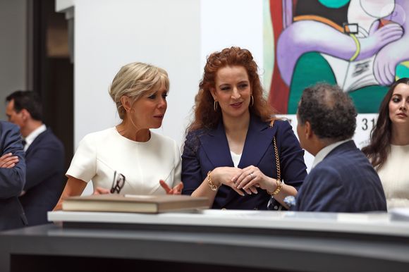 La première dame Brigitte Macron et la princesse Lalla Salma du Maroc visitent l’exposition "Face à Picasso» au Musée Mohammed VI d’art moderne et contemporain de Rabat, Maroc, le 14 juin 2017. © Sébastien Valiela / Bestimage