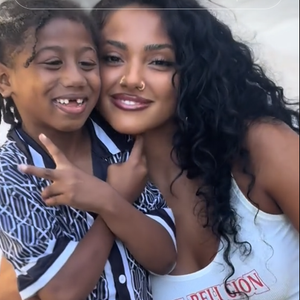 Sur leur profil, on retrouve des vidéos de chorégraphies, des messages de sensibilisation contre le harcèlement et des moments partagés avec des artistes tels que Wejdene, Stefflon Don ou encore Franck Gastambide.
Wejdene et le petit Djuliann, 30 juin 2025 sur Tiktok