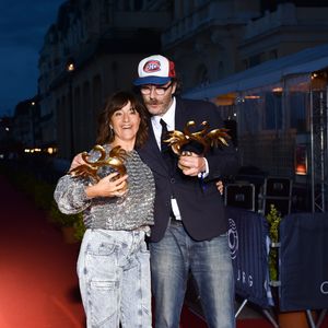 Romane Bohringer et Philippe Rebbot (prix du Meilleur premier film pour "L'amour flou") - Les people posent avec leur prix lors du Festival du Film Romantique de Cabourg, le 15 juin 2019. © Giancarlo Gorassini/Bestimage