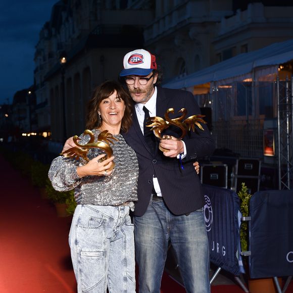 Romane Bohringer et Philippe Rebbot (prix du Meilleur premier film pour "L'amour flou") - Les people posent avec leur prix lors du Festival du Film Romantique de Cabourg, le 15 juin 2019. © Giancarlo Gorassini/Bestimage