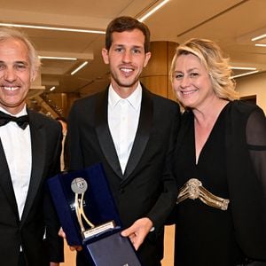 Victor Belmondo, qui a reçu un Espoir Award, entouré par ses parents Paul et Luana durant la soirée de clôture du 20eme Monte Carlo Film Festival de la Comédie, au Grimaldi Forum à Monaco. Le 29 avril 2023. © Bruno Bebert / Bestimage