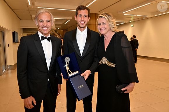 Victor Belmondo, qui a reçu un Espoir Award, entouré par ses parents Paul et Luana durant la soirée de clôture du 20eme Monte Carlo Film Festival de la Comédie, au Grimaldi Forum à Monaco. Le 29 avril 2023. © Bruno Bebert / Bestimage