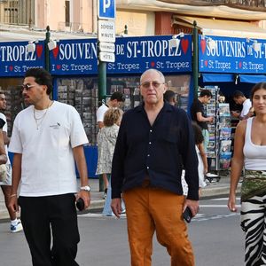 Cristina Cordula, son fils Enzo, Frédéric Cassin, son mari, lors d'une balade à Saint-Tropez le 21 août 2025.

Agence / Bestimage