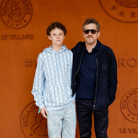 Guillaume Canet et son fils Marcel au village lors des Internationaux de France de Tennis de Roland Garros 2025, à Paris, France, le 8 juin 2025. © Cyril Moreau/Bestimage