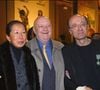 Il a vécu avec trois femmes et deux hommes dans sa vie.
© Jean-Jacques Datchary/ABACA. Paris-France, 27 octobre 2003. Le dessinateur belge Philippe Geluck, honoré de la médaille de "Chevalier des Arts et des Lettres" (à droite) lors du vernissage de l'exposition célébrant les 20 ans de son personnage "Le Chat" à l'Ecole des Beaux-Arts. Ici avec Jean-Pierre Coffe et sa compagne.