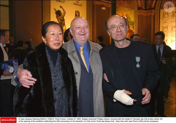 Il a vécu avec trois femmes et deux hommes dans sa vie.

© Jean-Jacques Datchary/ABACA. Paris-France, 27 octobre 2003. Le dessinateur belge Philippe Geluck, honoré de la médaille de "Chevalier des Arts et des Lettres" (à droite) lors du vernissage de l'exposition célébrant les 20 ans de son personnage "Le Chat" à l'Ecole des Beaux-Arts. Ici avec Jean-Pierre Coffe et sa compagne.