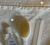 Parmi les cadeaux reçus, on peut trouver une grenouillère, un parfum mais aussi un adorable petit bob avec des cerises.
Laura Bensadoun dévoile les jolis cadeaux reçus pour la naissance de sa petite Romy, fruit de ses amours avec Alain-Fabien Delon. Le 12 mai 2025 via Instagram @laubsd