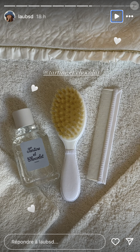 Parmi les cadeaux reçus, on peut trouver une grenouillère, un parfum mais aussi un adorable petit bob avec des cerises. 

Laura Bensadoun dévoile les jolis cadeaux reçus pour la naissance de sa petite Romy, fruit de ses amours avec Alain-Fabien Delon. Le 12 mai 2025 via Instagram @laubsd