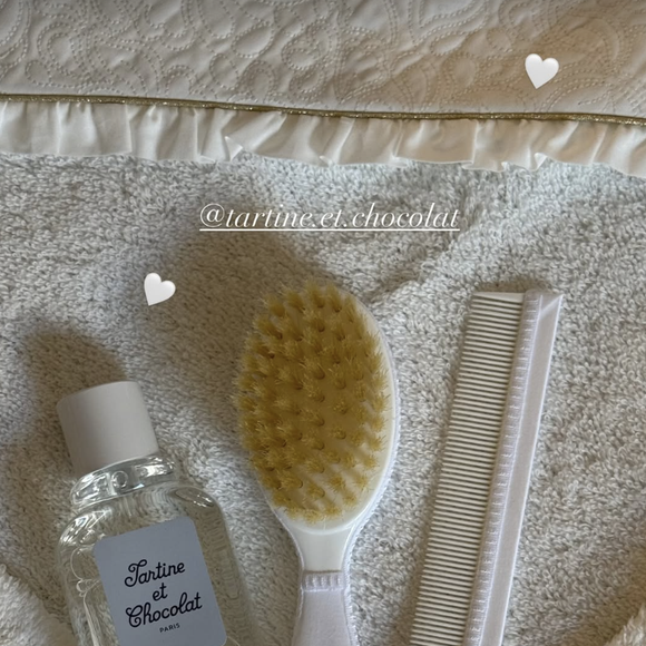 Parmi les cadeaux reçus, on peut trouver une grenouillère, un parfum mais aussi un adorable petit bob avec des cerises. 

Laura Bensadoun dévoile les jolis cadeaux reçus pour la naissance de sa petite Romy, fruit de ses amours avec Alain-Fabien Delon. Le 12 mai 2025 via Instagram @laubsd