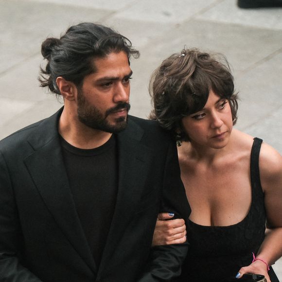 Ninon Ardisson et son mari Narotam Horn à la sortie des obsèques de Thierry Ardisson en l’église Saint-Roch de Paris, France, le 17 juillet 2025. © Bestimage