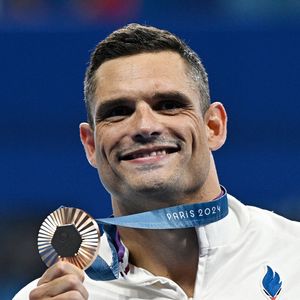 Le Français Florent Manaudou, médaillé de bronze, pose lors de la cérémonie de victoire du 50m nage libre masculin aux Jeux Olympiques de Paris 2024 à Paris, France, le 2 août 2024. Photo Wang Peng/Xinhua/Abaca