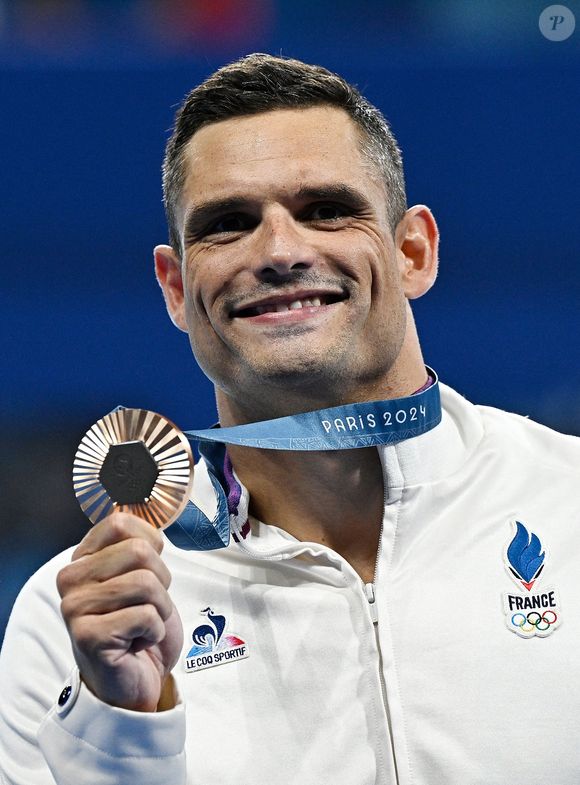 Le Français Florent Manaudou, médaillé de bronze, pose lors de la cérémonie de victoire du 50m nage libre masculin aux Jeux Olympiques de Paris 2024 à Paris, France, le 2 août 2024. Photo Wang Peng/Xinhua/Abaca