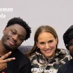 Natalie Portman immortalisée aux côtés de Tiakola et du rappeur Josman en octobre 2024.
