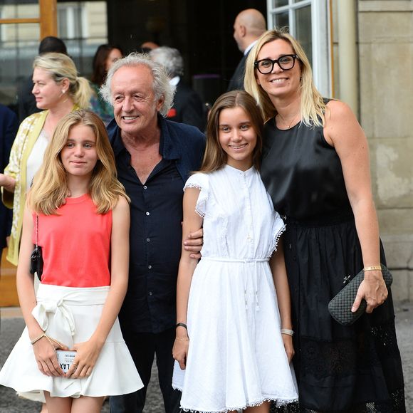 Didier Barbelivien, sa femme Laure et leurs filles Louise et Lola - Mariage de Claude Lelouch à la mairie du 18ème à Paris. Le 17 juin 2023. © Agence / Bestimage