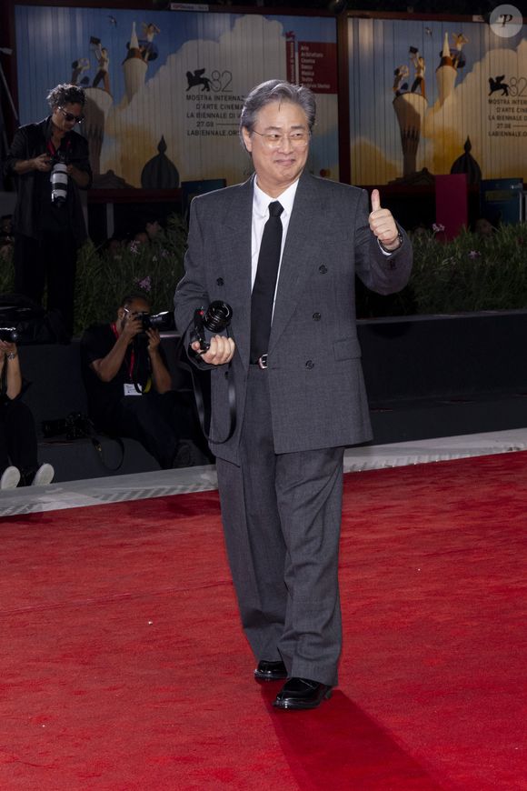 Info - Le réalisateur sud-coréen Park Chan-wook, président du jury du 79e Festival de Cannes - Chan-Wook Park

82e Festival du film de Venise
Tapis rouge du film -No Other Choice- (Pas d'autre choix)
Palazzo del Cinema - Venise, Italie
29 août 2025
©SGPItalia / Bestimage