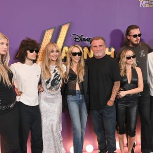 Miley Cyrus en famille à la première mondiale de "Hannah Montana 20th Anniversary Special" de Disney+ au El Capitan Theatre à Los Angeles.
© Backgrid USA / Bestimage