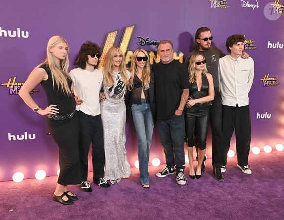 Miley Cyrus en famille à la première mondiale de "Hannah Montana 20th Anniversary Special" de Disney+ au El Capitan Theatre à Los Angeles.
© Backgrid USA / Bestimage