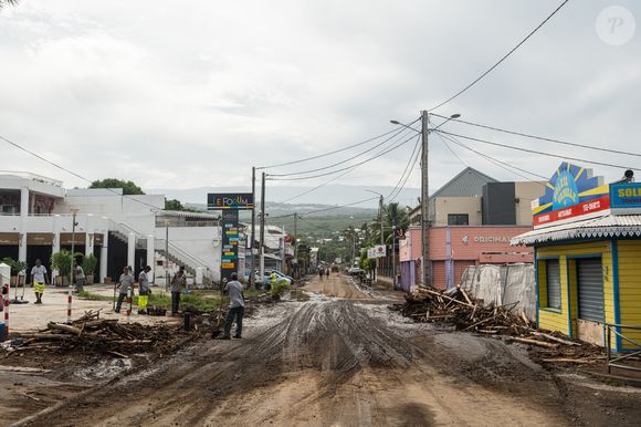 24 heures après le passage du septième cyclone de l'année, baptisé Garance, on peut constater les dégâts sur l'île, dans le centre-ville de la station balnéaire de Saint-Gilles-Les-Bains, île de la Réunion, le 1er mars 2025. Le cyclone est arrivé sur le flanc nord-est de l'île en passant au plus près, à 70 km de l'île de la Réunion, dans la nuit du 28 février 2025. Photo par Romain Philippon/ABACAPRESS.COM