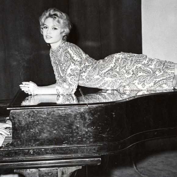 Brigitte Bardot et Gilbert Bécaud en janvier 1960 à Paris © Keystone USA Collection / Bestimage