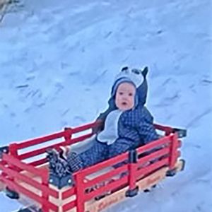 Le prince Harry, duc de Sussex et Meghan Markle, duchesse de Sussex, dévoilent des photos et des vidéos inédites de leur fils Archie dans "Harry & Meghan" (Netflix). La jeune famille peut également être vue dans un court vidéo-clip célébrant le premier anniversaire de Lilibet, avec Archie effronté grimpant sur la table pour aider sa petite sœur à souffler les bougies sur un énorme gâteau. Dans le sixième épisode, la princesse Eugénie rend visite à son cousin Harry aux États-Unis, le réjouissant pour un moment de complicité avec Archie sur la plage. Le 15 décembre 2022.