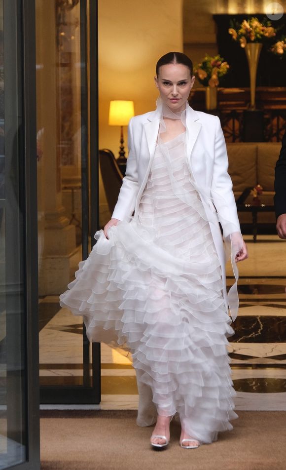 BGUK_3255119 - rome, italie - L'actrice Natalie Portman a été aperçue à son arrivée à l'hôtel dans un ensemble décontracté avant de quitter l'hôtel, magnifique dans une robe blanche, pour se rendre au défilé de mode Dior.



Sur la photo : Natalie Portman