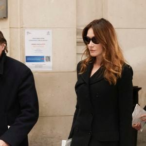 Carla Bruni-Sarkozy, Jean et Pierre Sarkozy et François Sarkozy quittent la Cour d'appel de Paris après que le parquet a demandé la libération sous contrôle judiciaire de Nicolas Sarkozy, qui est en prison depuis 20 jours suite à sa condamnation dans l'affaire du financement libyen de sa campagne présidentielle de 2007, Paris le 10 novembre 2025. © Jack Tribeca/Bestimage