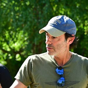 Exclusif - Un an jour pour jour après le décès d'Alain Delon, son fils Anthony (avec Loubo, le berger belge de son père) lui a rendu hommage au domaine familial de Douchy dans le Loiret, France, le 18 août 2025 © Christian Liewig/Bestimage