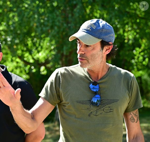 Exclusif - Un an jour pour jour après le décès d'Alain Delon, son fils Anthony (avec Loubo, le berger belge de son père) lui a rendu hommage au domaine familial de Douchy dans le Loiret, France, le 18 août 2025 © Christian Liewig/Bestimage