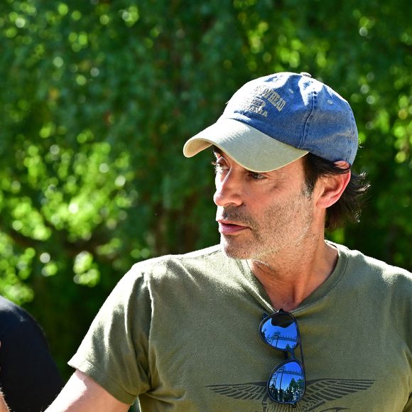 Exclusif - Un an jour pour jour après le décès d'Alain Delon, son fils Anthony (avec Loubo, le berger belge de son père) lui a rendu hommage au domaine familial de Douchy dans le Loiret, France, le 18 août 2025 © Christian Liewig/Bestimage