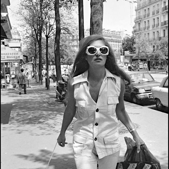 ARCHIVES - DALIDA DANS LES RUES DE PARIS