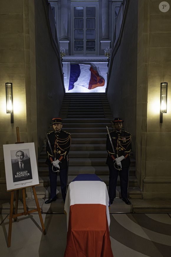 La tombe de Robert Badinter au cimetière de Bagneux a été profanée le jour même, une enquête pour profanation de sépulture a été ouverte.

De nombreuses personnes viennent rendre hommage à Robert Badinter au conseil Constitutionnel, la veille de son entrée au Panthéon.
Paris, le 8 octobre 2025.

© Florian Savina / Bestimage