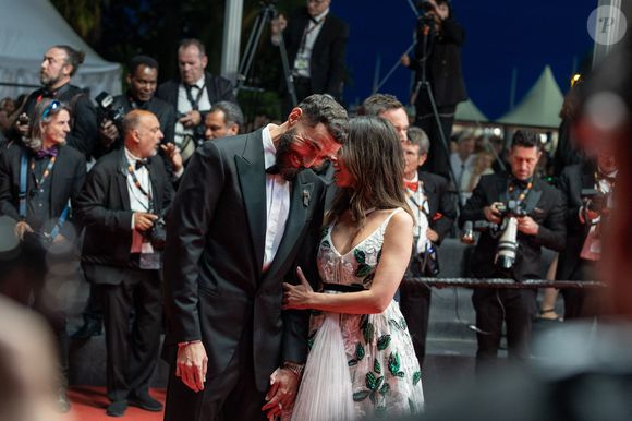 Karim Benzema et sa compagne Lyna Khoudri lors de la montée des marches du film « 13 jours 13 nuits » lors du 78ème Festival International du Film de Cannes. Le 23 mai 2025
© Jacovides-Moreau / Bestimage