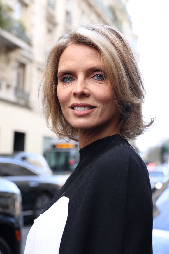 Sylvie Tellier - Les célébrités arrivent au défilé Stéphane Rolland à la Salle Pleyel, "Collection Haute Couture Printemps/Eté 2025" lors de la Fashion Week de Paris (PFW), le 28 janvier 2025. 
© Denis Guignebourg / Bestimage