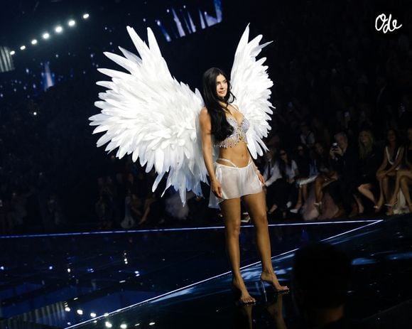 Signée par la maison Jacob & Co., cette création d'exception signe le grand retour du précieux soutien-gorge depuis 2018.

Le défilé Victoria's Secret 2026 s'est tenu à Culver City, réunissant sur le podium un casting prestigieux et notamment Kylie Jenner.

© Bestimage